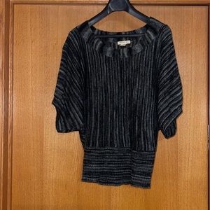 Black and white Arden B batwing top